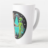Tasse Latte Bigfoot rencontre un Alien (Angle droit)