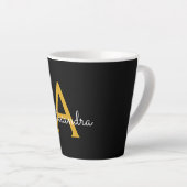 Tasse Latte Black Gold Modern Script Girl Monogramme Nom (Angle droit)