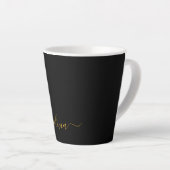 Tasse Latte Black Gold Modern Script Girl Monogramme Nom (Angle droit)