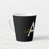 Tasse Latte Black Gold Modern Script Girl Monogramme Nom (Angle gauche)