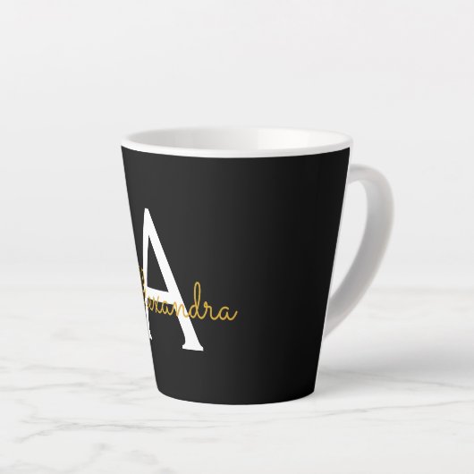Tasse Latte Black Gold Modern Script Girl Monogramme Nom (Angle droit)