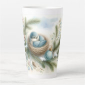 Tasse Latte Bluebird Nest with Ornaments in Winter Pines  (Devant)