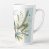 Tasse Latte Bluebird Nest with Ornaments in Winter Pines  (Droite)