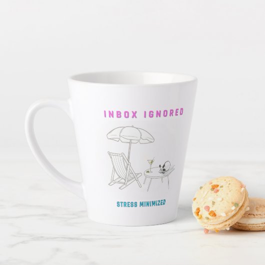 Tasse Latte Boîte de réception ignorée, contrainte réduite (En situation)