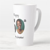 Tasse Latte Bold Happy 50th Birthday Photo (Angle droit)