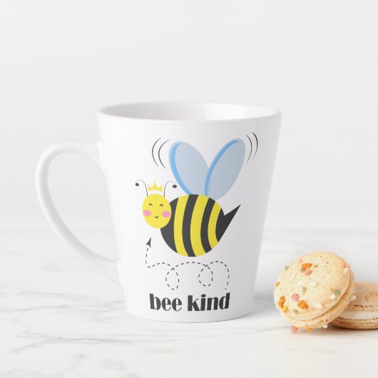Tasse Latte Bonne princesse d'abeille avec couronne et slogan (En situation)