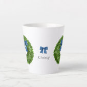 Tasse Latte Boxwood Wreath with Blue Bow Ceramic (Devant)