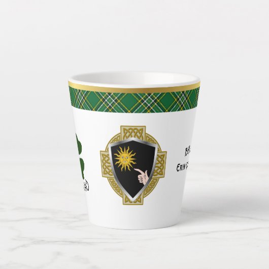 Tasse Latte Brady Irish Shield & Tartan Personnalisé (Devant)