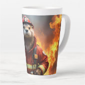 Tasse Latte **"Bravoure éclatante : Le pompier Otter"** (Angle droit)