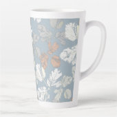 Tasse Latte Brindilles délicates avec feuilles sur le bleu. (Droite)