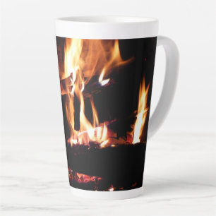Tasse Latte Bûches dans la cheminée Photographie de feu chaud