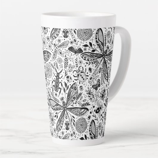 Tasse Latte Bugs de Doodle sur bleu foncé (Angle droit)