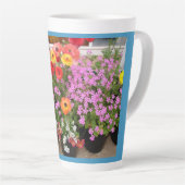 Tasse Latte Bulbes de printemps Rannunculus fleurs fleurs (Angle droit)