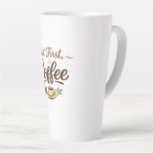 Tasse Latte But First, Coffee – Cozy Typography Design (Angle droit)