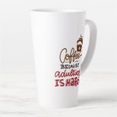 Tasse Latte Café Parce Que L'Adulte Est Dur (Angle droit)