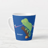 Tasse Latte Caricature de lézard de caméléon vert joyeux (Angle gauche)