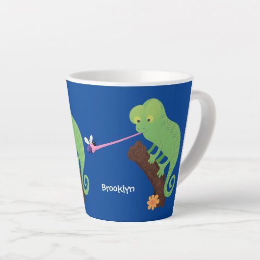 Tasse Latte Caricature de lézard de caméléon vert joyeux (Angle droit)
