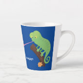 Tasse Latte Caricature de lézard de caméléon vert joyeux (Droite)