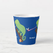 Tasse Latte Caricature de lézard de caméléon vert joyeux (Devant)