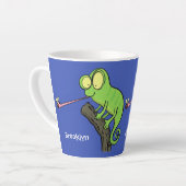 Tasse Latte Caricature de lézard de caméléon vert joyeux (Angle gauche)