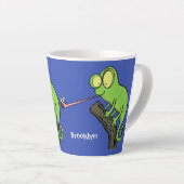Tasse Latte Caricature de lézard de caméléon vert joyeux (Angle droit)