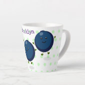 Tasse Latte Caricature mignonne de bleuets violets (Angle droit)