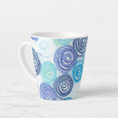 Tasse Latte Cercles calmes créés avec des teintes bleues (Angle gauche)