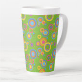 Tasse Latte Cercles mods rétro sur vert (Angle droit)