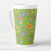 Tasse Latte Cercles mods rétro sur vert (Angle gauche)