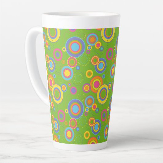 Tasse Latte Cercles mods rétro sur vert (Angle gauche)