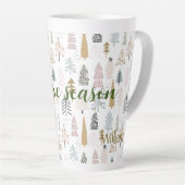 Tasse Latte C'est la saison | Nom subtil, Arbres d'hiver 17oz (Angle droit)