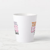 Tasse Latte Cette fille adore Halloween (Devant)