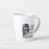 Tasse Latte Cette fille aime Halloween (Angle droit)