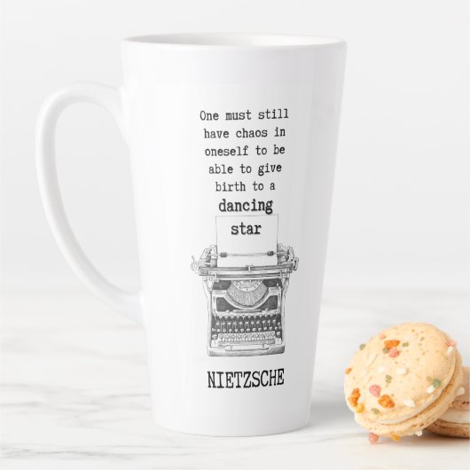 Tasse Latte Chaos et Dancing STAR citation de Nietzsche (En situation)