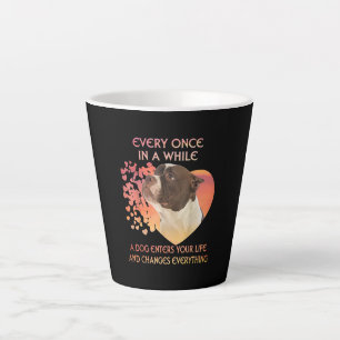 Tasse Latte Chaque Fois Dans L'Atmosphère Pendant Que Le Chien