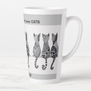 Tasse Latte Chat...chat...et plus de chats assis sur un bûcher