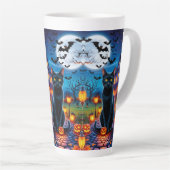 Tasse Latte Chat noir dans le paysage enchanté d'Halloween (Angle droit)