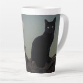 Tasse Latte Chat noir dans un arbre devant une Pleine lune (Angle droit)