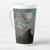 Tasse Latte Chat noir dans un arbre devant une Pleine lune (Angle gauche)