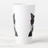Tasse Latte Chat noir et blanc dans une Cravate Tuxedo et Bow (Devant)