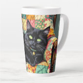 Tasse Latte Chat noir mignon sur chaise à rocher (Angle droit)