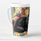 Tasse Latte Chat noir mignon sur chaise à rocher (Angle gauche)