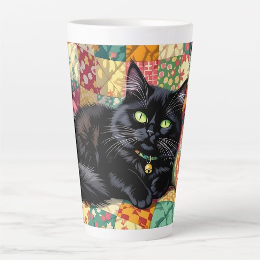 Tasse Latte Chat noir mignon sur chaise à rocher (Devant)