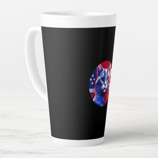 Tasse Latte Chat Rouge Blanc & Bleu avec fond de drapeau améri (Angle gauche)