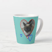Tasse Latte Chat siamois en croûte cardiaque. Musique en latte (Angle droit)