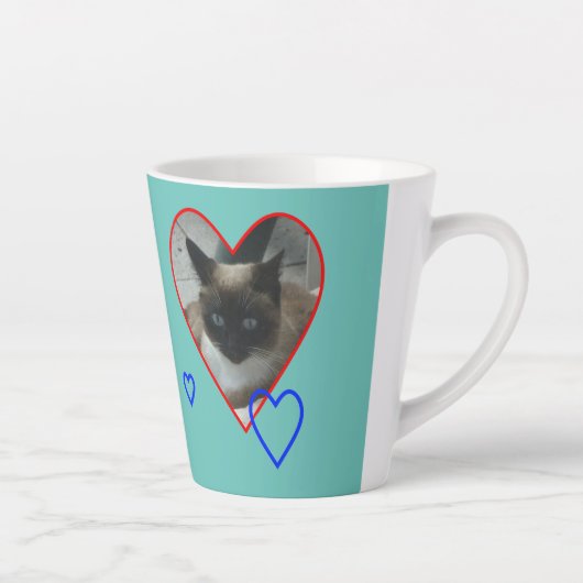 Tasse Latte Chat siamois en croûte cardiaque. Musique en latte (Droite)