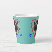Tasse Latte Chat siamois en croûte cardiaque. Musique en latte (Devant)
