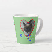 Tasse Latte Chat siamois en croûte cardiaque. Musique verte la (Angle droit)