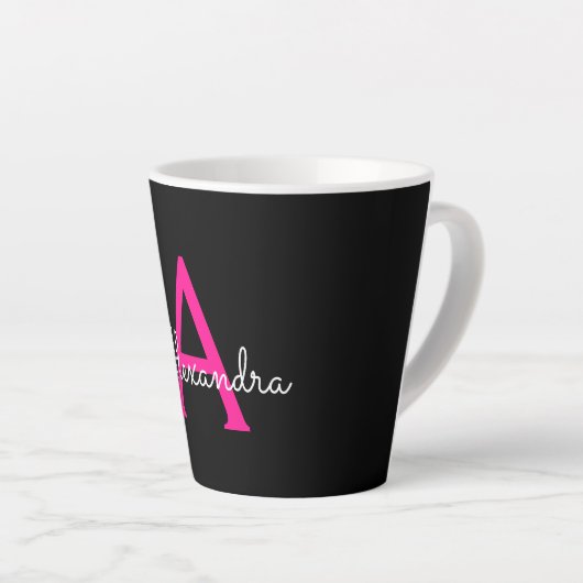 Tasse Latte Chaud rose noir Script Girl Nom du monogramme (Angle droit)