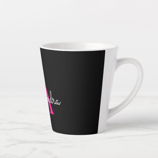 Tasse Latte Chaud rose noir Script Girl Nom du monogramme (Droite)